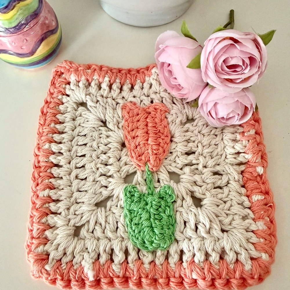 Handmade Crochet Tulip Potholder – Cotton Kitchen Decor – Spring Floral Hot Pad